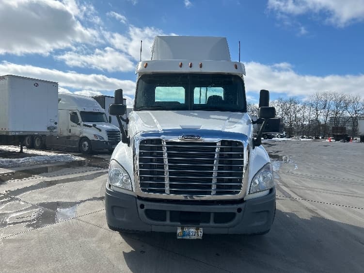 2019 Freightliner Cascadia in Elkhart, IN — photo 2