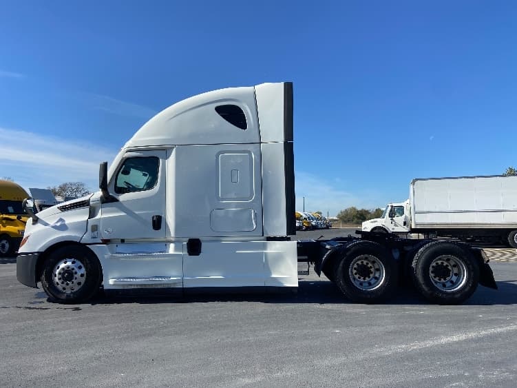 2023 Freightliner Cascadia in San Antonio, TX — photo 4