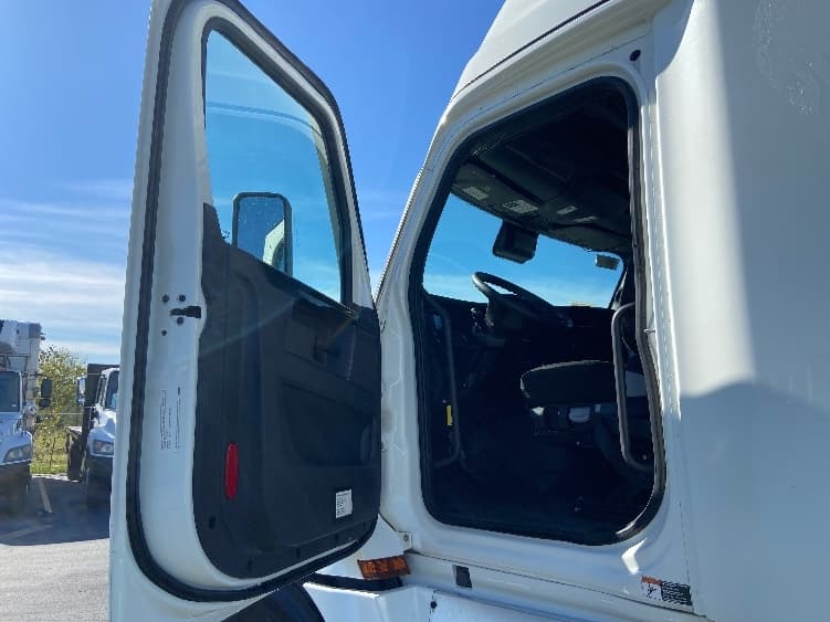 2023 Freightliner Cascadia in San Antonio, TX — photo 9