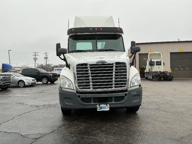 2019 Freightliner Cascadia in Elkhart, IN — photo 2