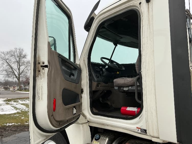 2019 Freightliner Cascadia in Elkhart, IN — photo 9
