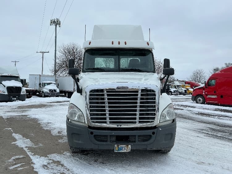 2019 Freightliner Cascadia in Elkhart, IN — photo 2