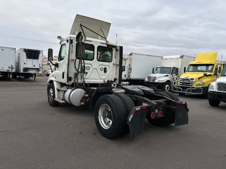 2017 Freightliner Cascadia in Brooklyn Park, MN — photo 5