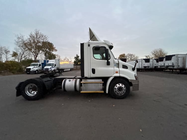 2017 Freightliner Cascadia in Brooklyn Park, MN — photo 8