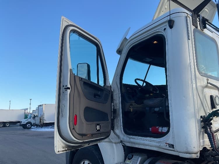 2019 Freightliner Cascadia in Indianapolis, IN — photo 9