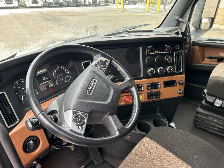 2023 Freightliner Cascadia in Akron, OH — photo 10