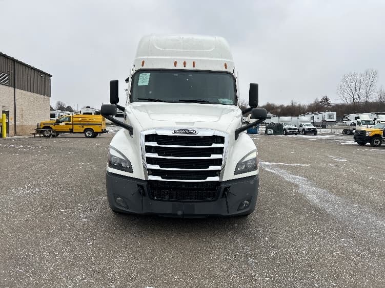 2023 Freightliner Cascadia in Akron, OH — photo 2