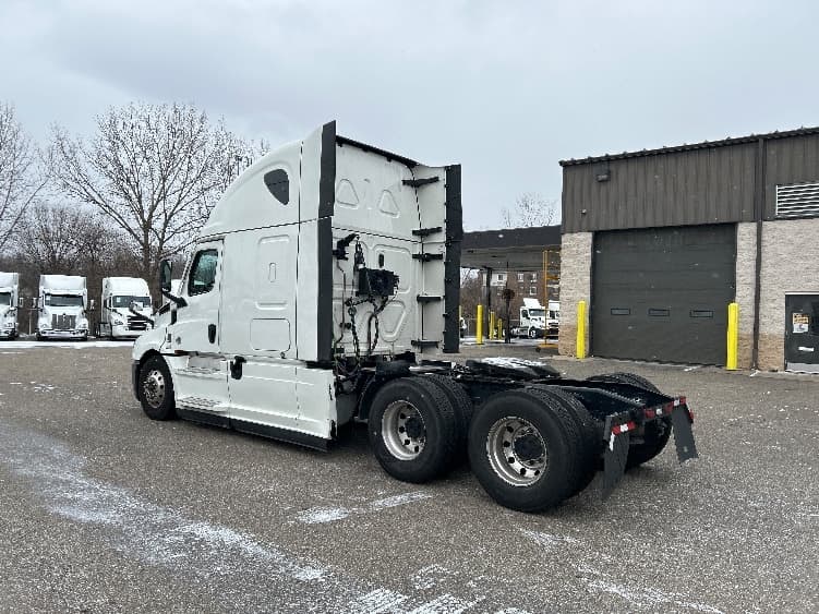 2023 Freightliner Cascadia in Akron, OH — photo 5