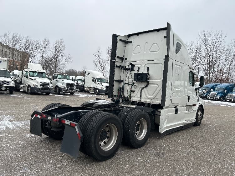 2023 Freightliner Cascadia in Akron, OH — photo 7