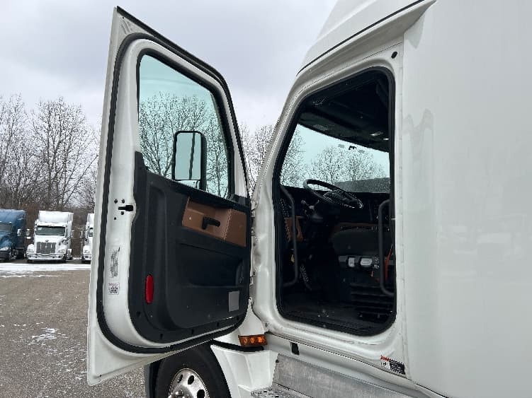 2023 Freightliner Cascadia in Akron, OH — photo 9