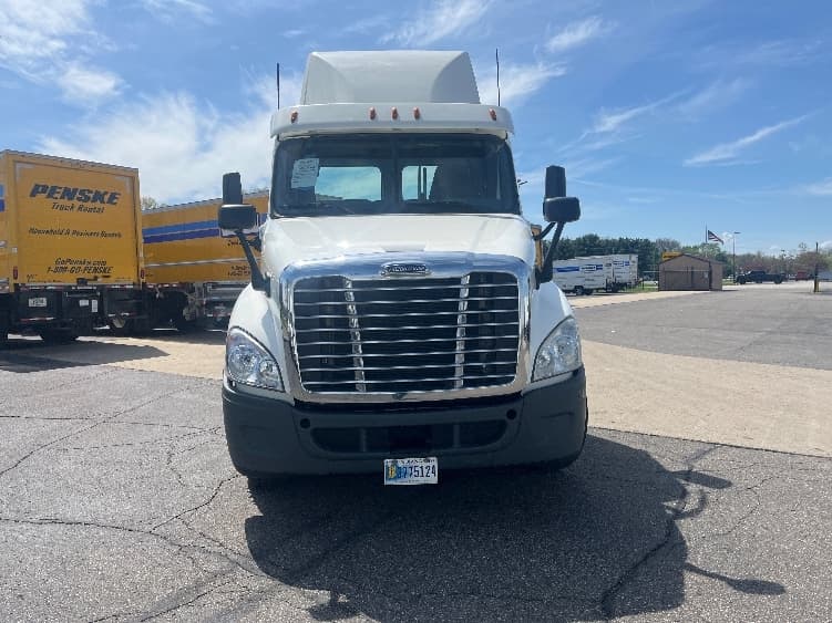 2019 Freightliner Cascadia in Elkhart, IN — photo 2