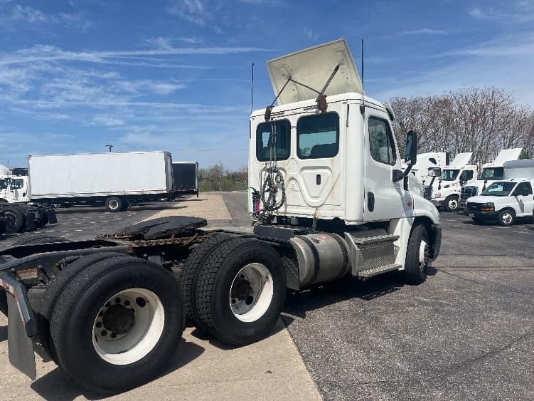 2019 Freightliner Cascadia in Elkhart, IN — photo 7