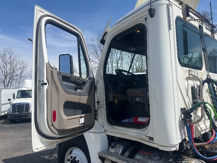 2019 Freightliner Cascadia in Elkhart, IN — photo 9