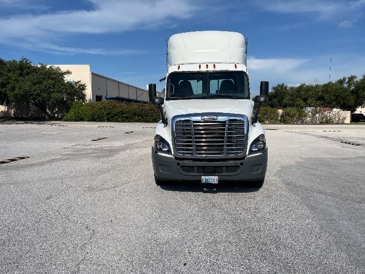 2019 Freightliner Cascadia in Tampa, FL — photo 2