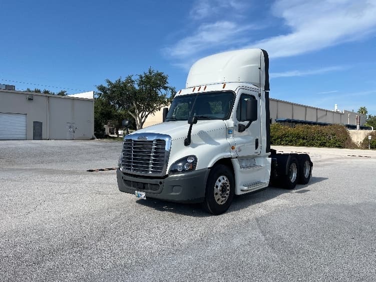2019 Freightliner Cascadia in Tampa, FL — photo 3