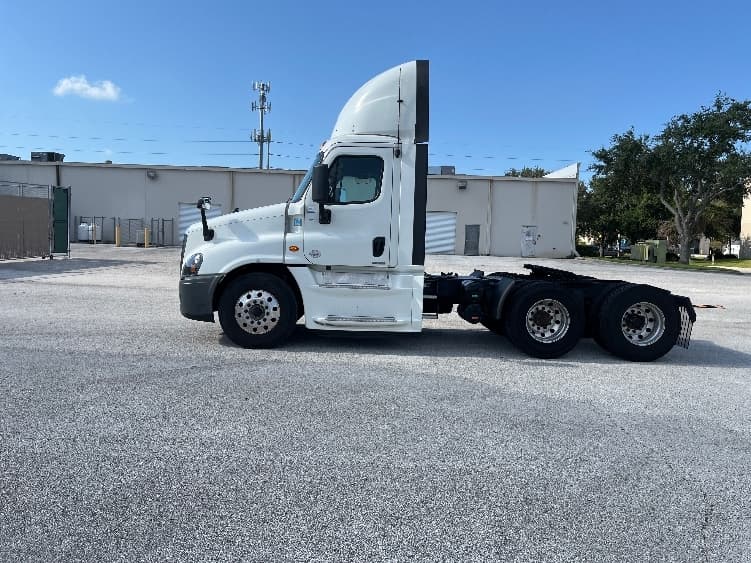 2019 Freightliner Cascadia in Tampa, FL — photo 4