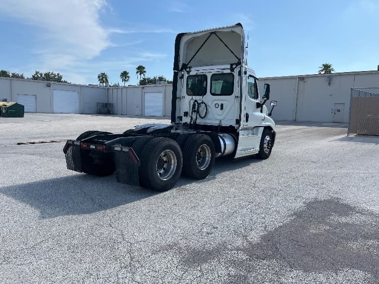 2019 Freightliner Cascadia in Tampa, FL — photo 7