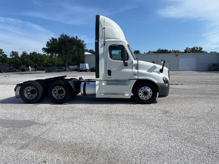 2019 Freightliner Cascadia in Tampa, FL — photo 8