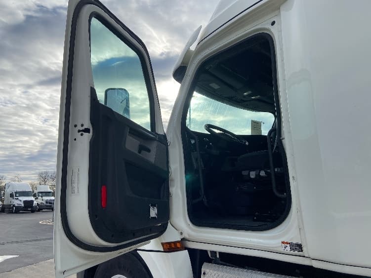 2019 Freightliner Cascadia in San Antonio, TX — photo 9