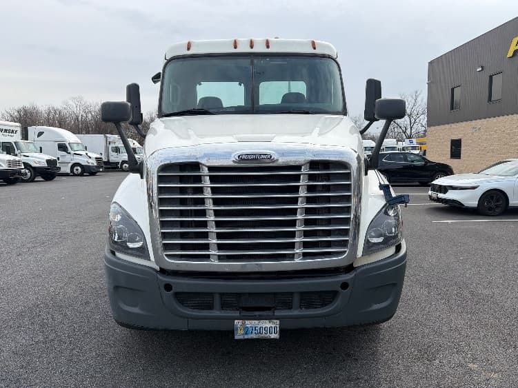 2019 Freightliner Cascadia in Belcamp, MD — photo 2
