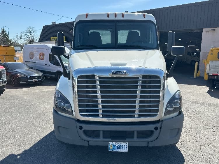 2019 Freightliner Cascadia in Capitol Heights, MD — photo 2