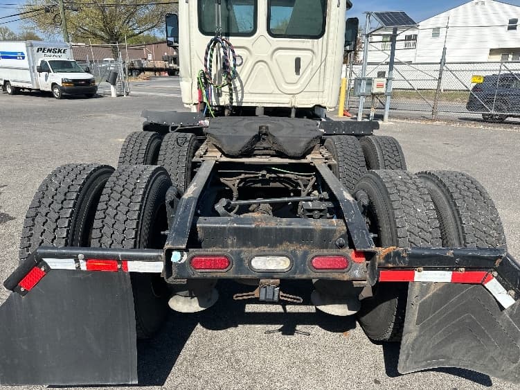 2019 Freightliner Cascadia in Capitol Heights, MD — photo 6