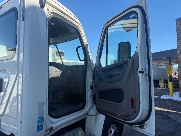 2019 Freightliner Cascadia in Baltimore, MD — photo 10