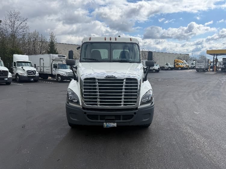 2019 Freightliner Cascadia in Baltimore, MD — photo 2