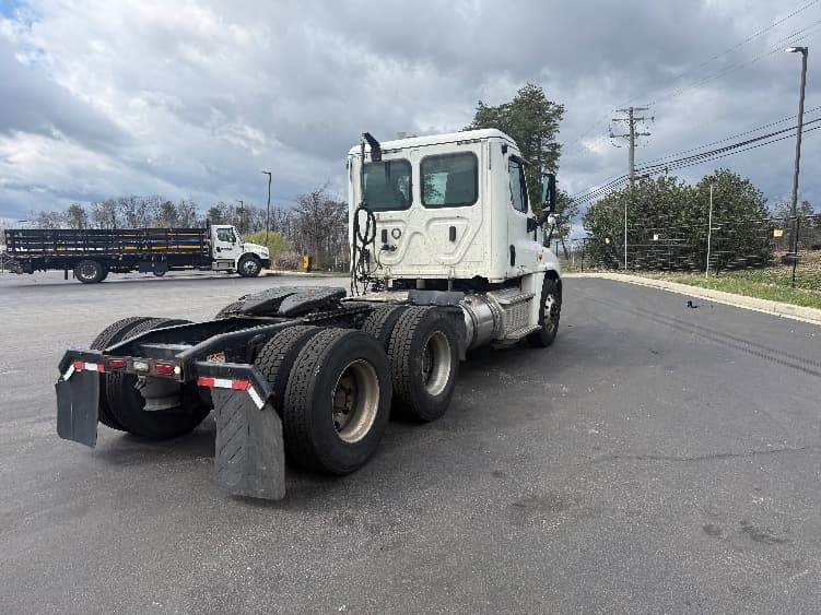 2019 Freightliner Cascadia in Baltimore, MD — photo 7