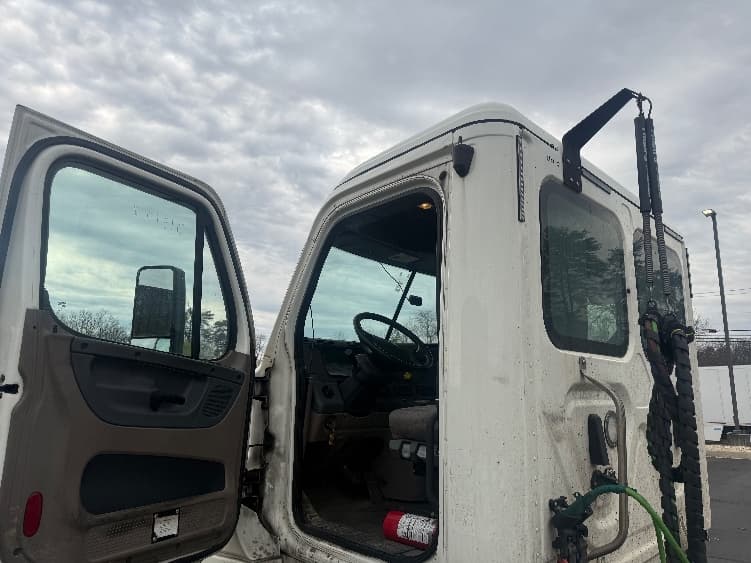 2019 Freightliner Cascadia in Baltimore, MD — photo 9
