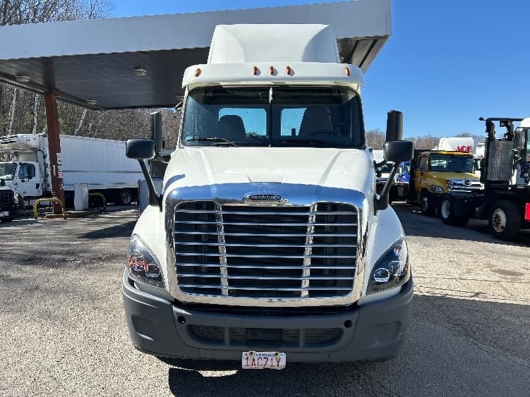 2019 Freightliner Cascadia in Auburn, MA — photo 2