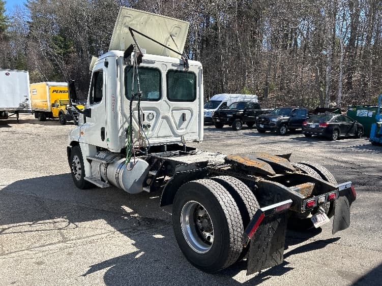 2019 Freightliner Cascadia in Auburn, MA — photo 5