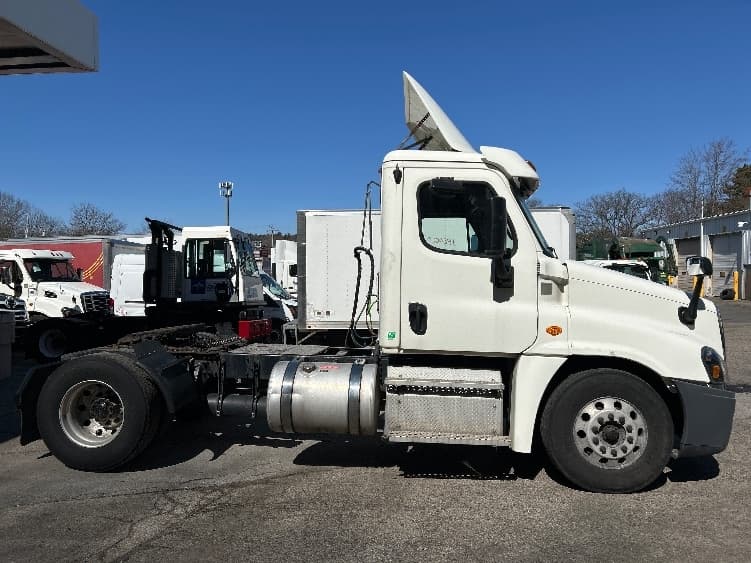 2019 Freightliner Cascadia in Auburn, MA — photo 8
