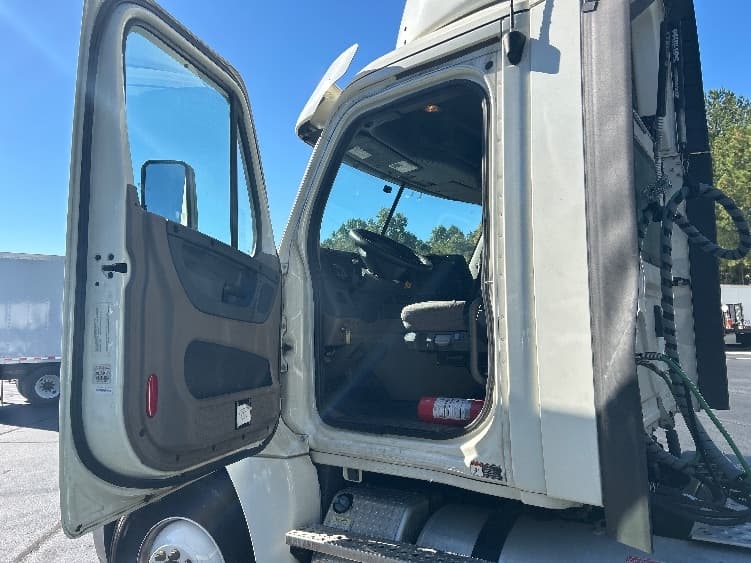 2019 Freightliner Cascadia in Kennesaw, GA — photo 9