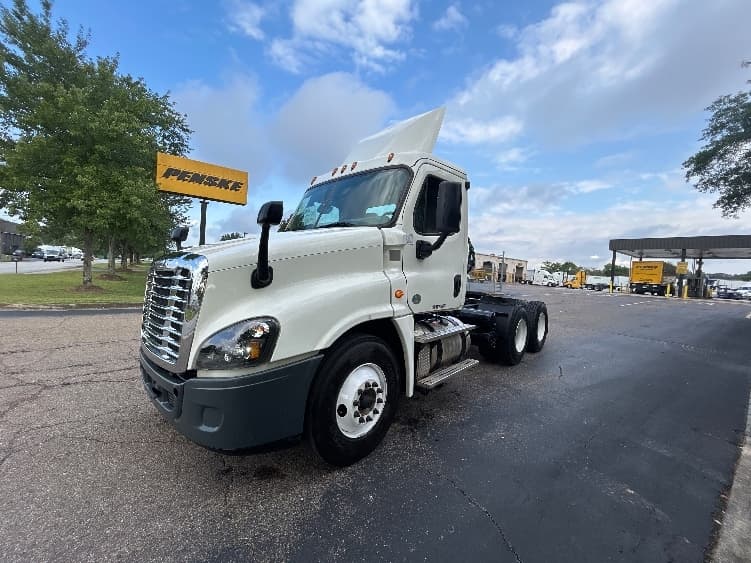 2019 Freightliner Cascadia in Knoxville, TN — photo 3