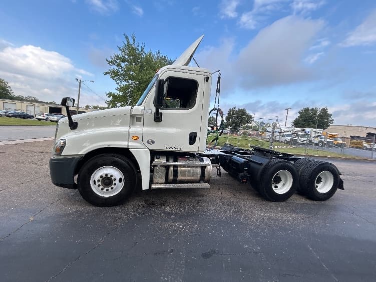 2019 Freightliner Cascadia in Knoxville, TN — photo 4