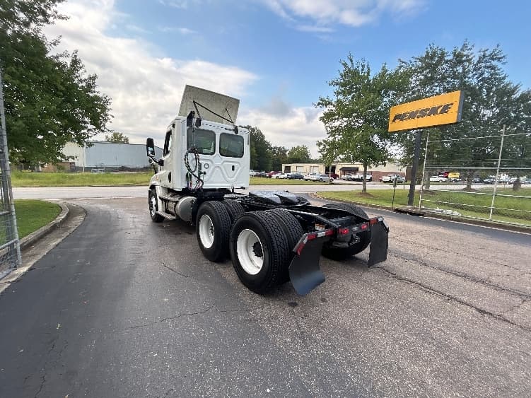 2019 Freightliner Cascadia in Knoxville, TN — photo 5