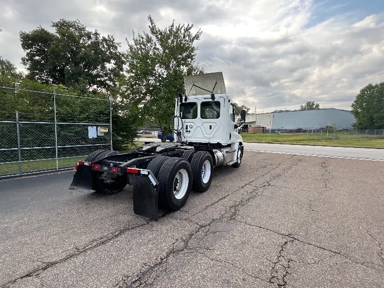2019 Freightliner Cascadia in Knoxville, TN — photo 7