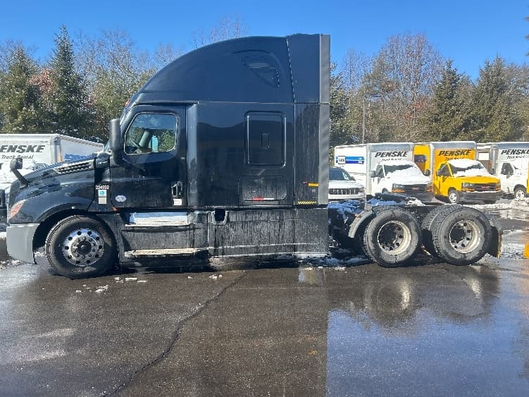 2019 Freightliner Cascadia in Londonderry, NH — photo 4