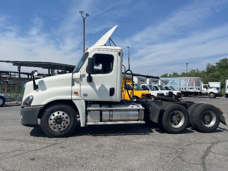 2019 Freightliner Cascadia in New Bedford, MA — photo 4