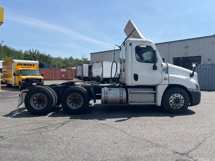 2019 Freightliner Cascadia in New Bedford, MA — photo 8