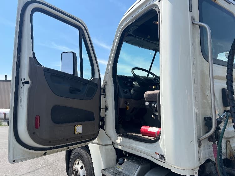 2019 Freightliner Cascadia in New Bedford, MA — photo 9