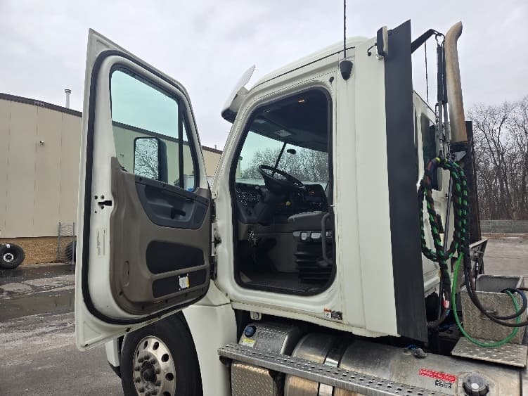 2019 Freightliner Cascadia in Ypsilanti, MI — photo 9