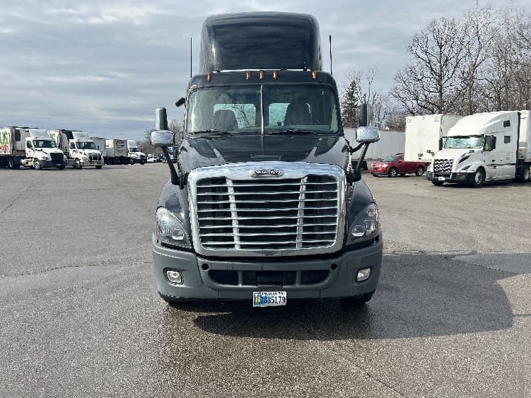 2019 Freightliner Cascadia in Fort Wayne, IN — photo 2