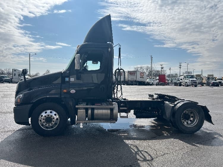 2019 Freightliner Cascadia in Fort Wayne, IN — photo 4