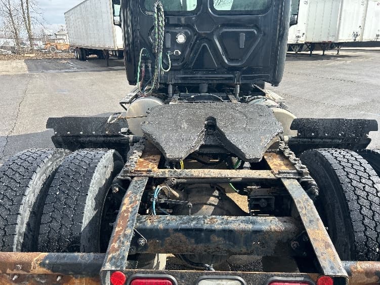 2019 Freightliner Cascadia in Fort Wayne, IN — photo 6