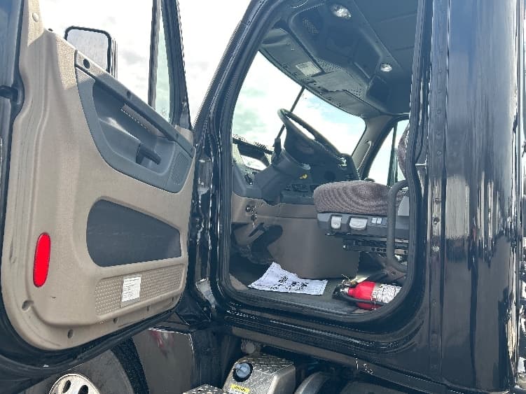 2019 Freightliner Cascadia in Fort Wayne, IN — photo 9