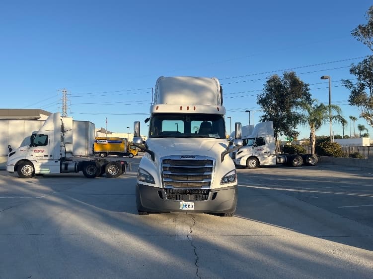 2019 Freightliner Cascadia in Fontana, CA — photo 2