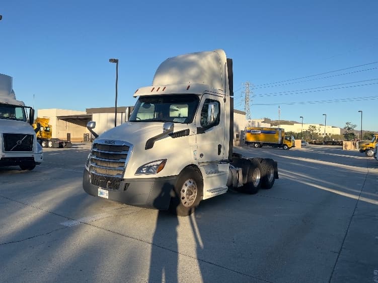 2019 Freightliner Cascadia in Fontana, CA — photo 3