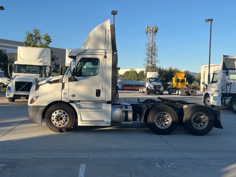 2019 Freightliner Cascadia in Fontana, CA — photo 4